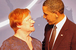 Yhdysvaltain presidentti Barack Obama toivottaa tasavallan presidentti Tarja Halosen tervetulleeksi Washingtonin ydinturvahuippukokoukseen. Kuva: Kari Mokko 